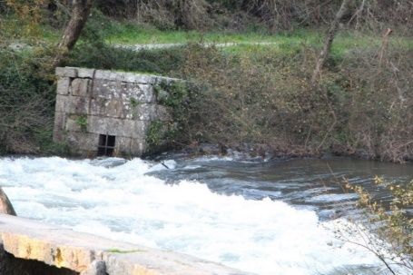 edifício de pedra junto ao rio
