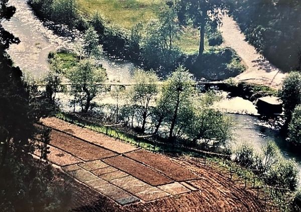 fotografia, com vista de cima do monte, do rio e da ponte