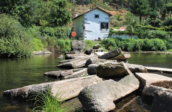 blocos de pedra tombados no meio de um rio