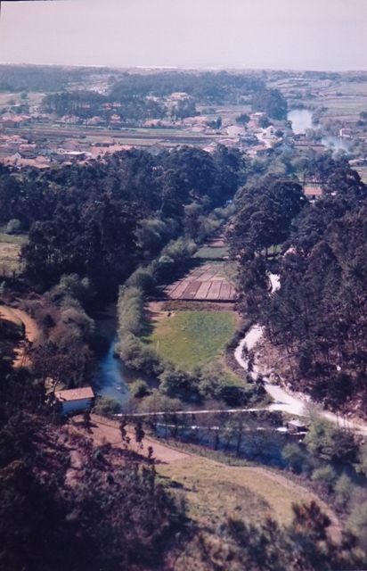 fotografia, com vista de cima do monte, do rio e da ponte