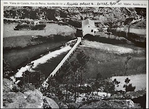 fotografia antiga, a preto e branco, com vista do alto, da ponte e azenha