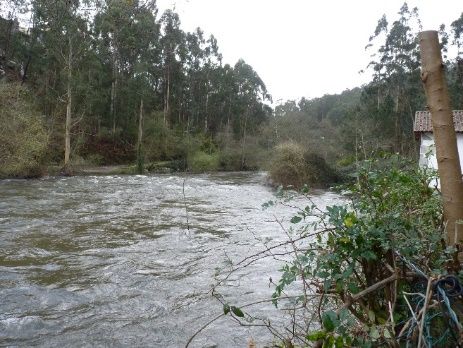 ponte submersa por rio com caudal cheio e bastante corrente