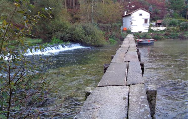 ponte de pedra sobre o rio