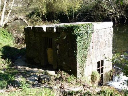 edifício de pedra junto ao rio