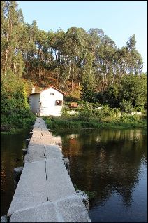 ponte de pedra sobre rio calmo